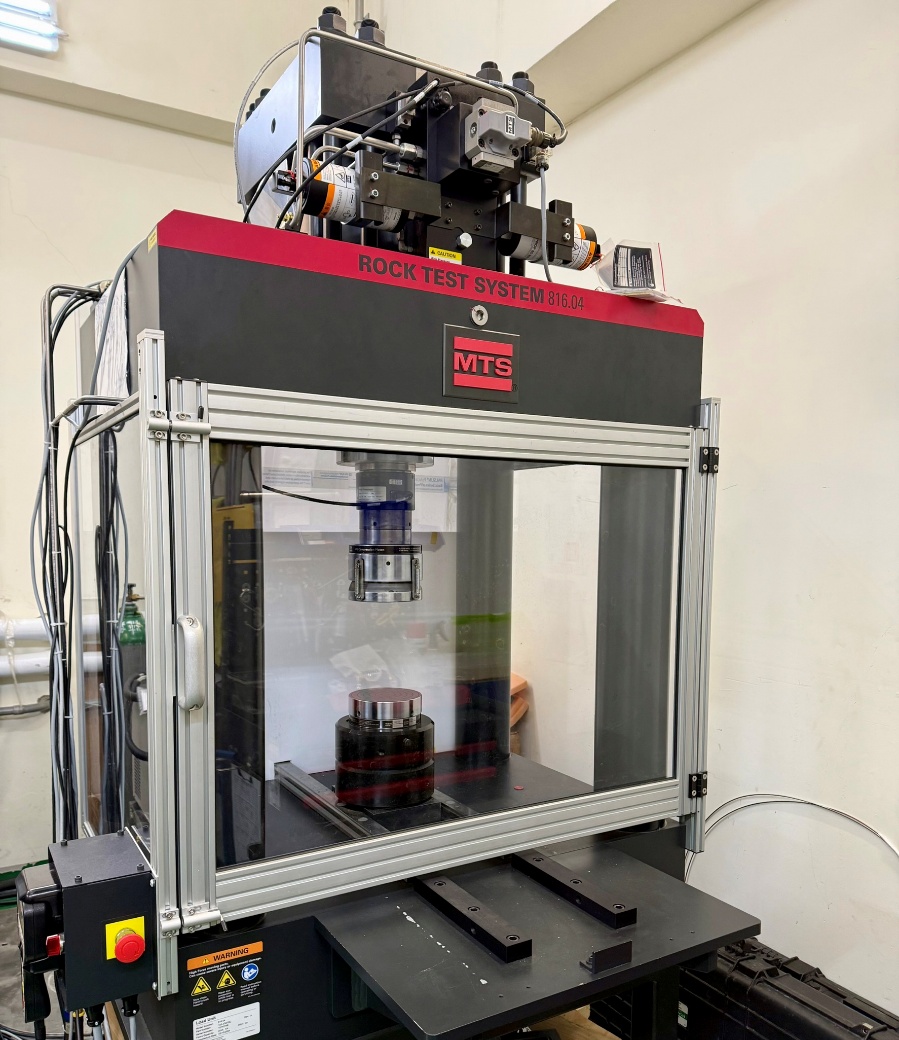 MTS XT-205 影像式延伸計 現場照1