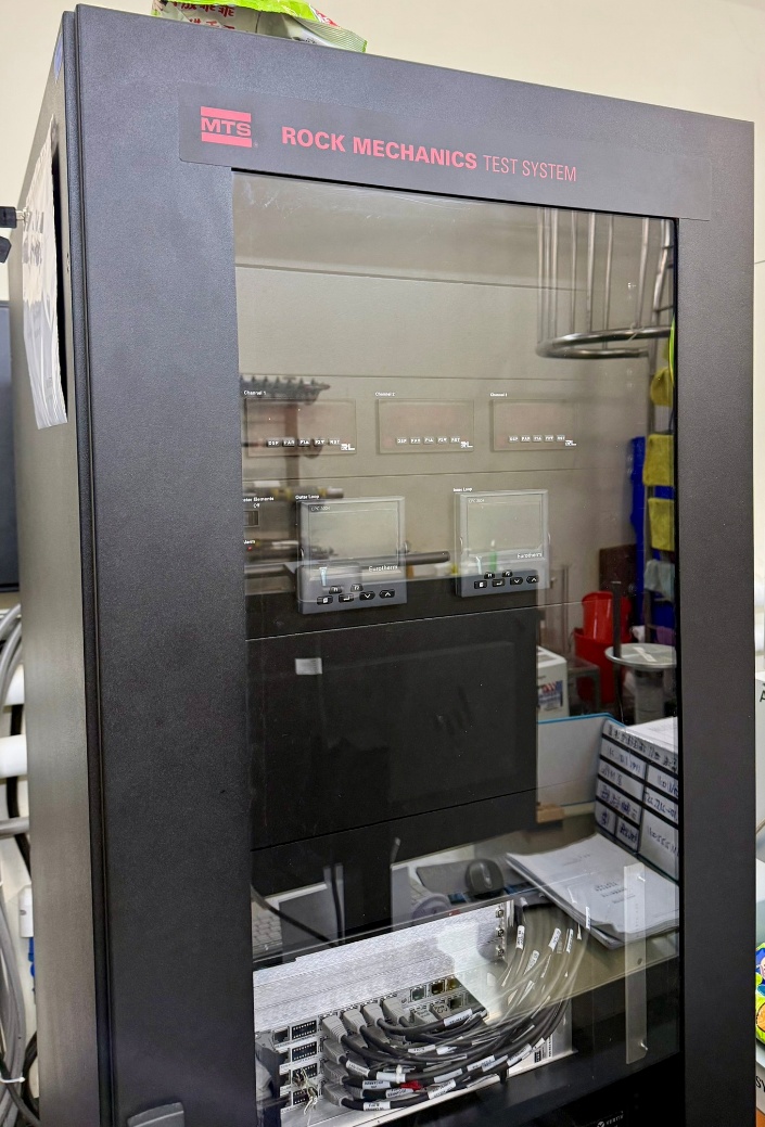 MTS XT-205 影像式延伸計 現場照2